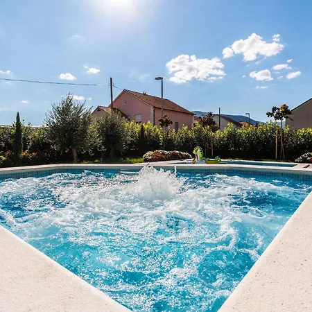 6 Bedroom Stunning In Holiday home Sinj