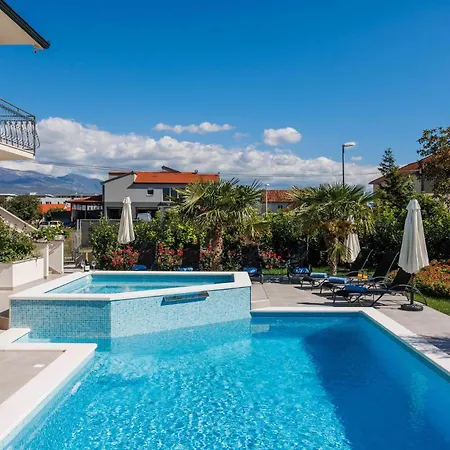 Holiday home 6 Bedroom Stunning In