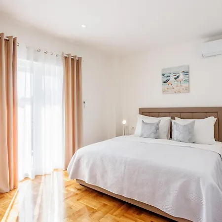 6 Bedroom Stunning In Holiday home