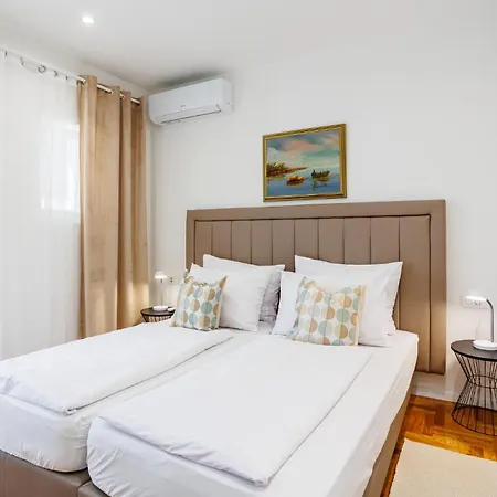 Holiday home 6 Bedroom Stunning In